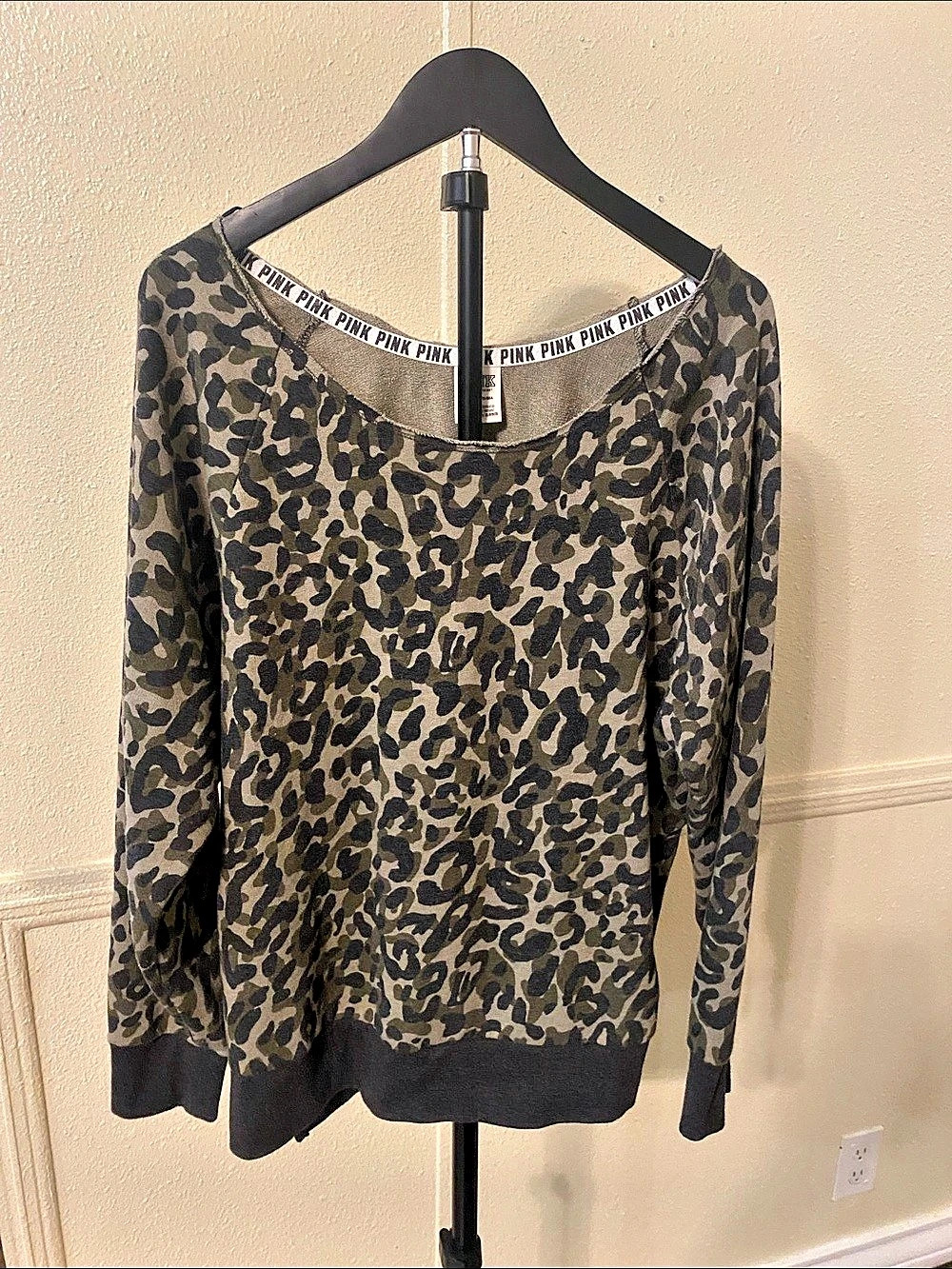 Victoria'Small Secret PINK Leopard Print Long Sleeve Size Small Like New